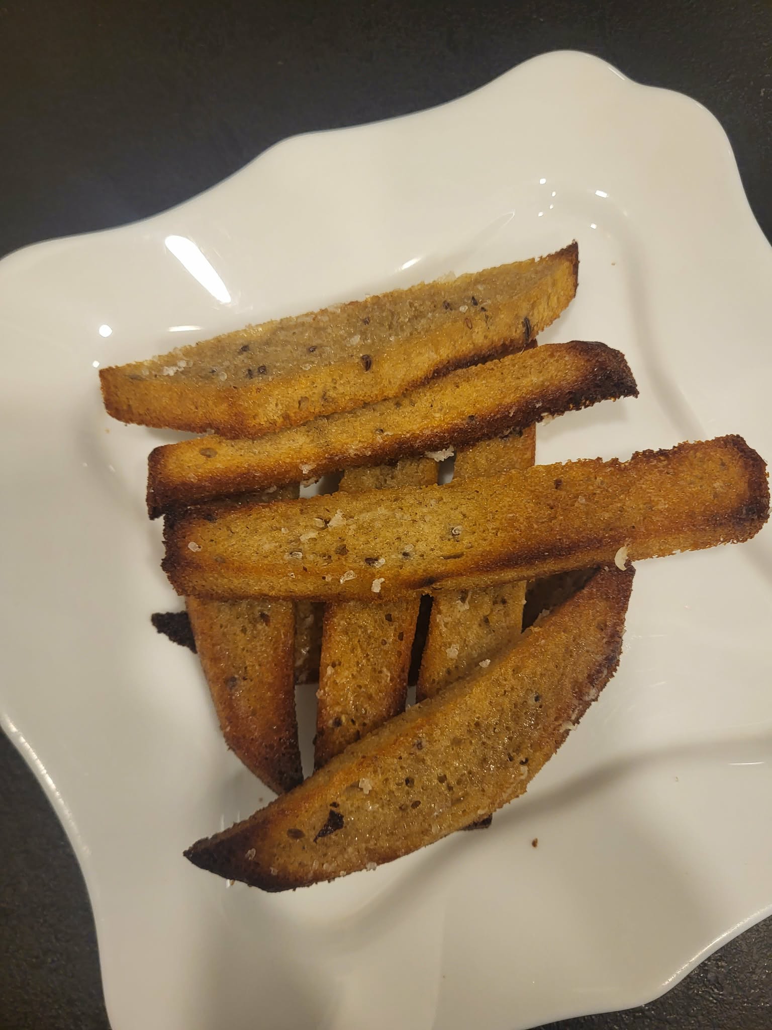 Kepta duona su česnaku karšto oro gruzdintuvėje